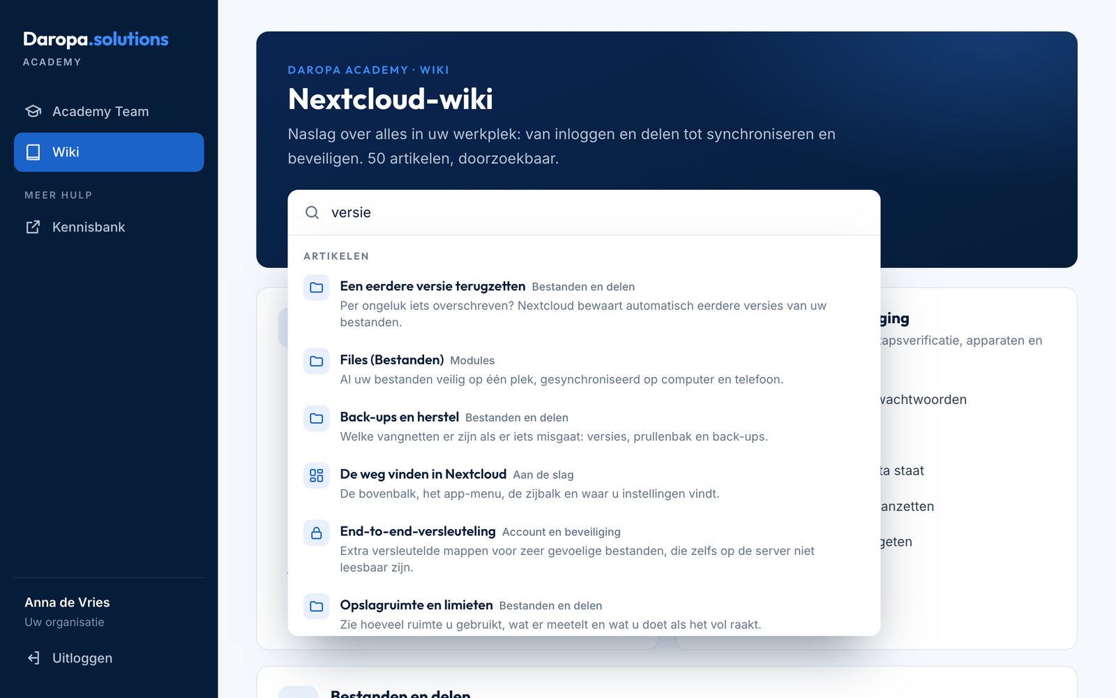 Screenshot van de Academy-wiki: in de zoekbalk is ‘versie’ getypt en de dropdown toont artikelen zoals ‘Een eerdere versie terugzetten’