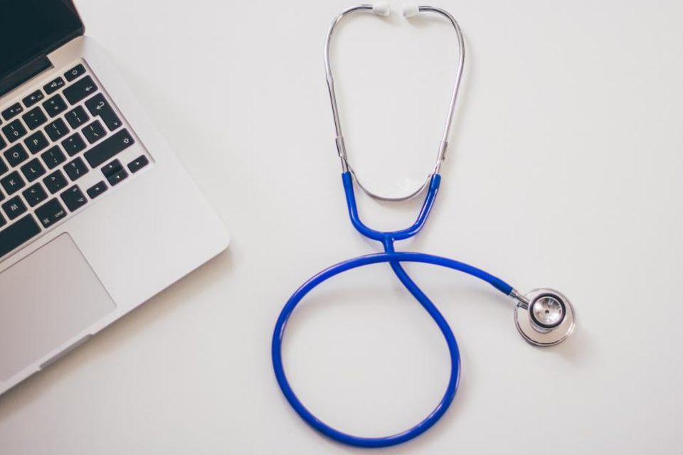 Stethoscoop naast een laptop