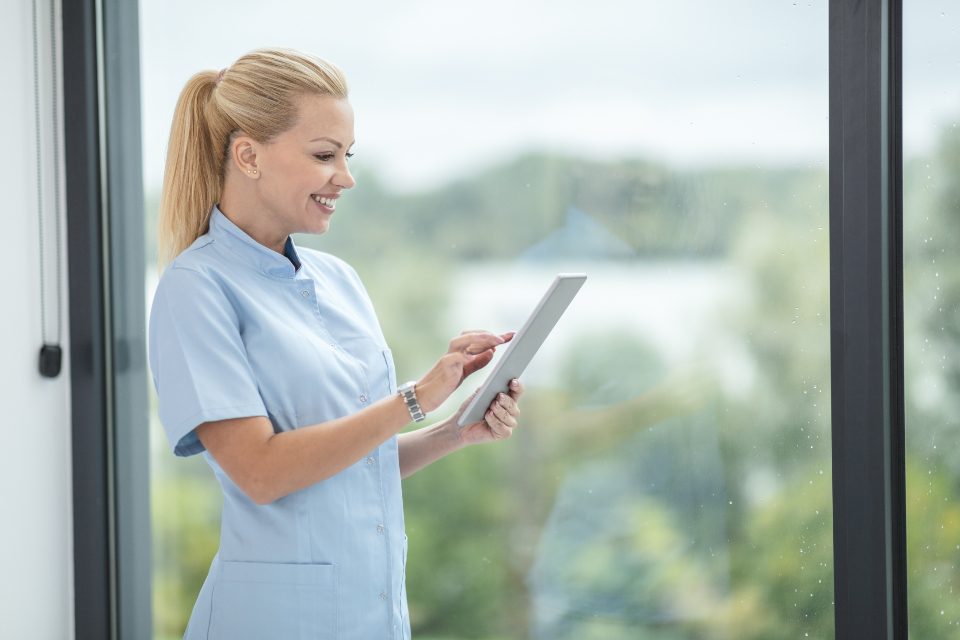 Verpleegkundige werkt op een tablet