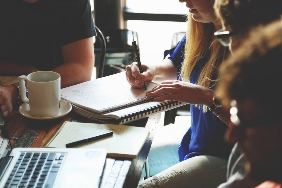 Collega’s in overleg met laptop en notitieboek