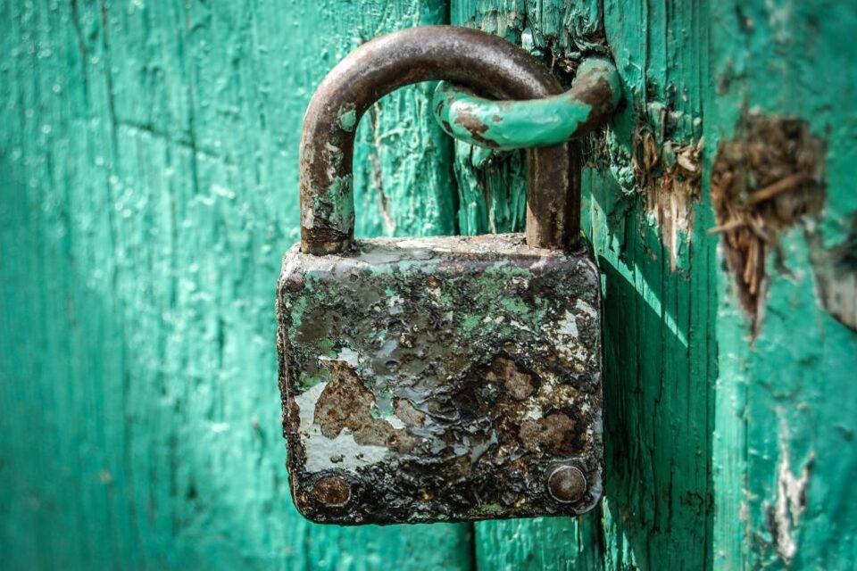 Hangslot op een groene deur