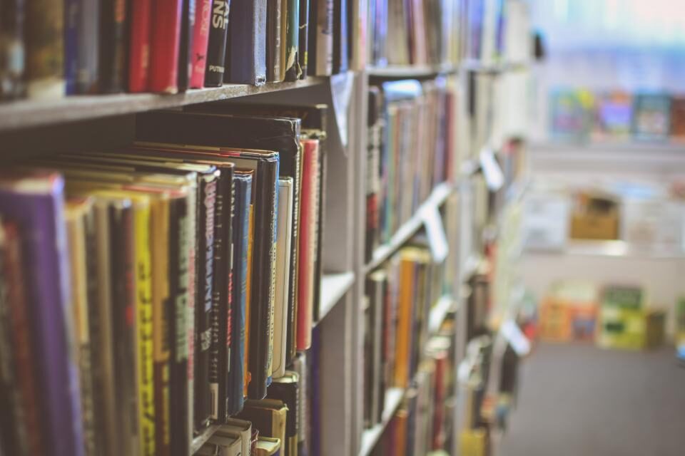 Boekenkasten in een bibliotheek